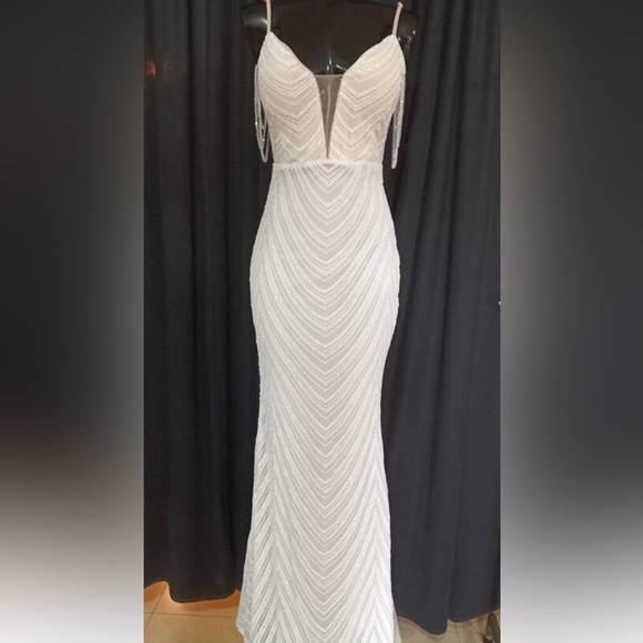 Elegant Ivory Evening Gown- 6(M) - Picture 10 of 16